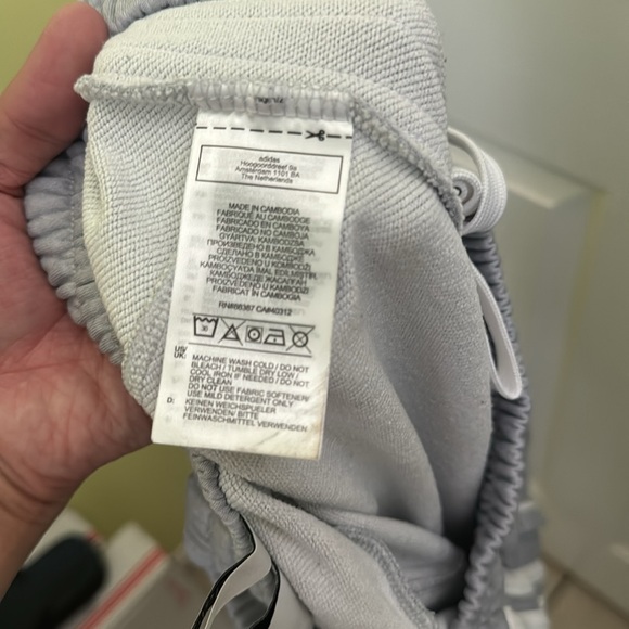 MEN’s Adidas 9” athletic shorts with zipper pockets size SMALL (28-30) - Picture 6 of 6